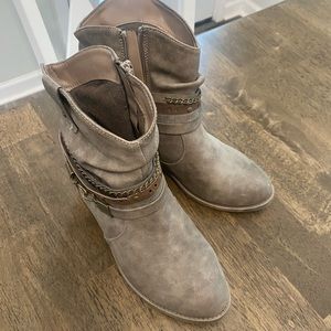 Adorable short boots with chain *like new!*